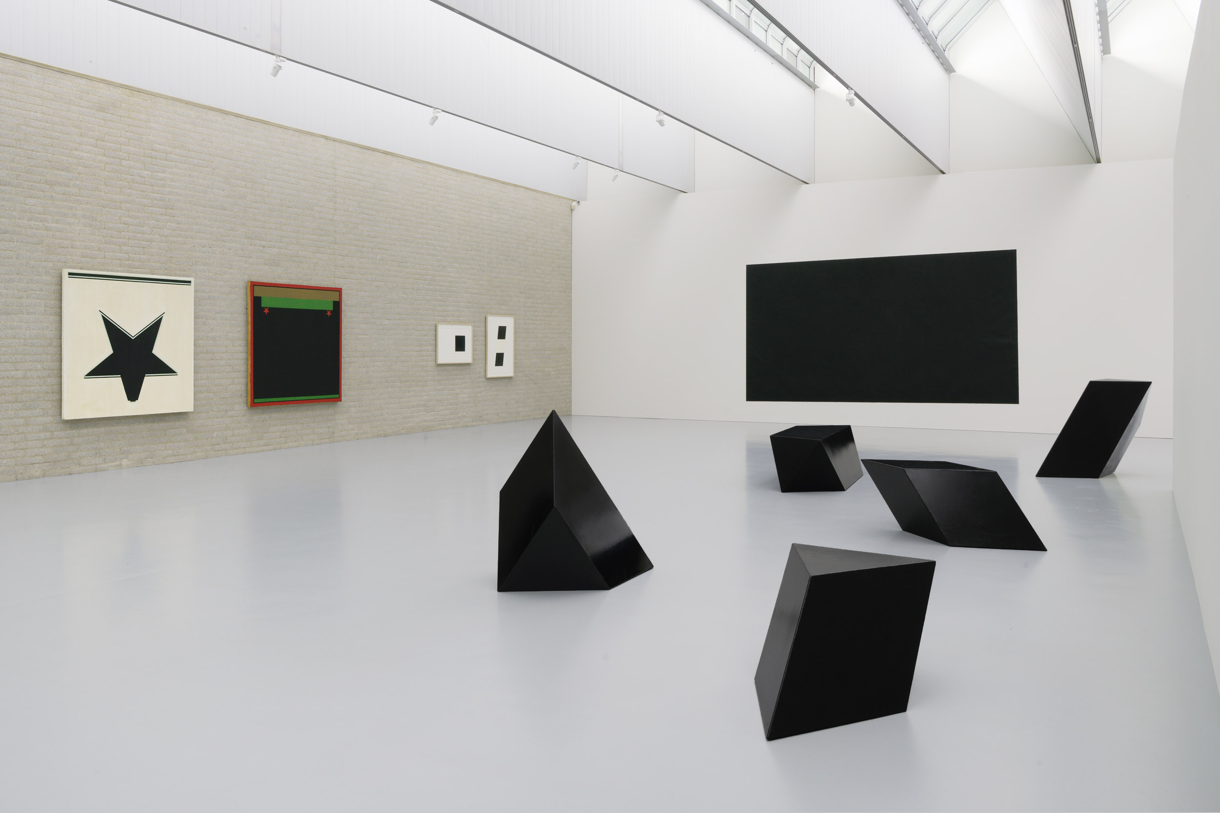 Galerie Barbara Thumm \ Jo Baer – Paint it Black, Kröller-Müller Museum, Otterlo, 2020