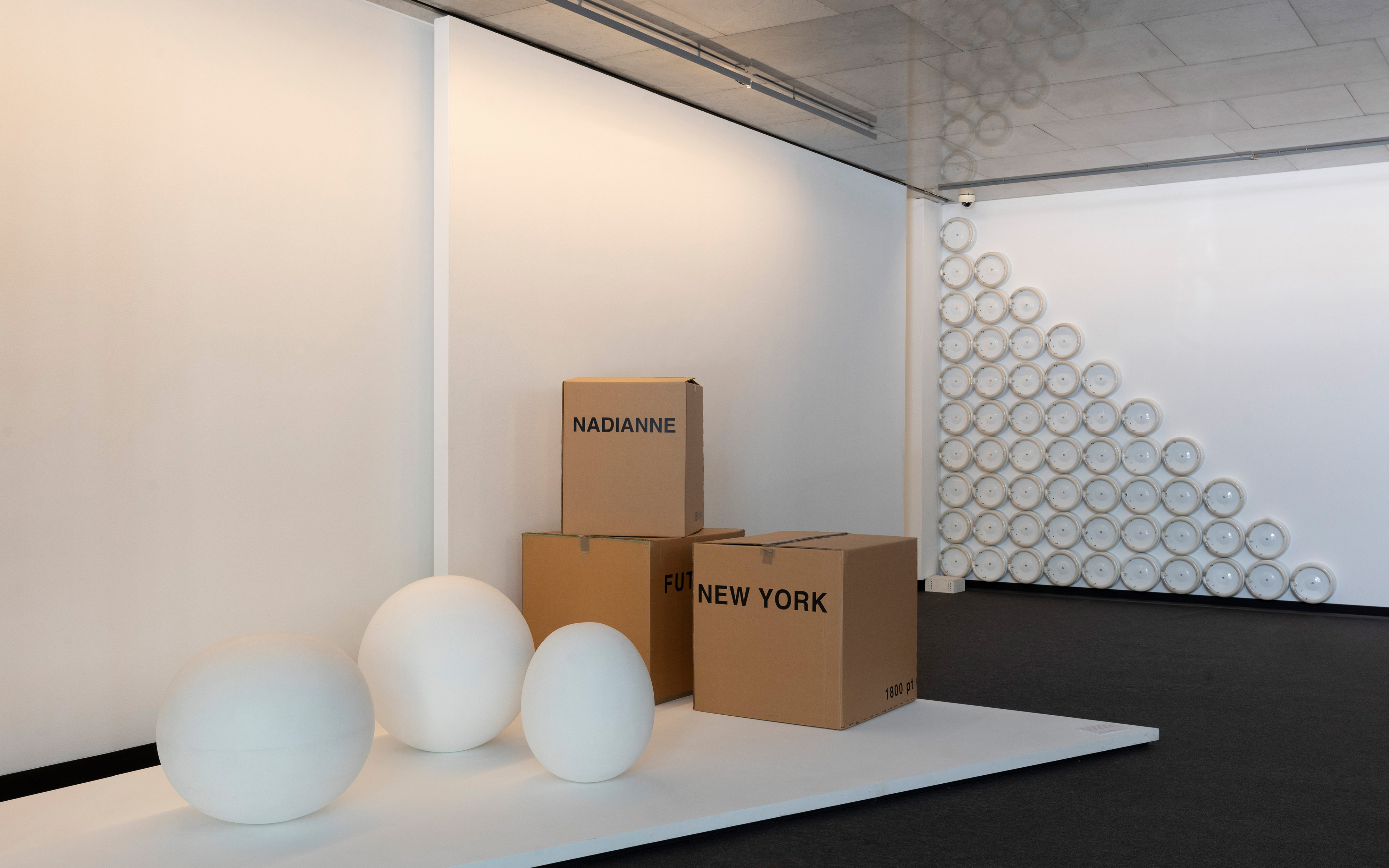 Galerie Barbara Thumm \ Fiona Banner – Scale : Sculpture (1945-2000)