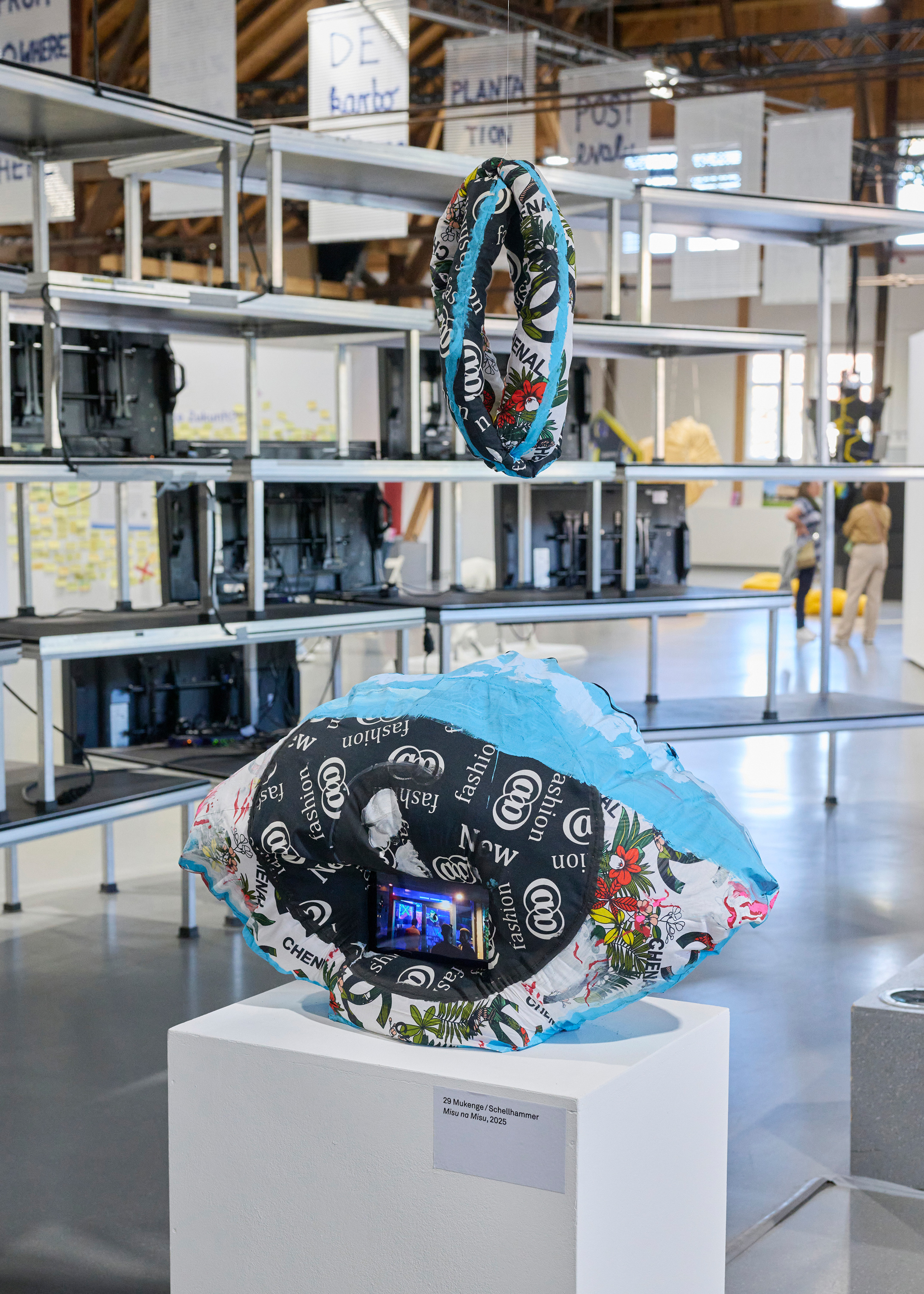Galerie Barbara Thumm \ Mukenge/Schellhammer &#8211; Habitats. (Un)Safe Spaces, Triennale Kleinplastik